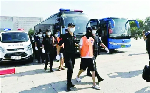 涉案犯罪嫌疑人被公安机关押解回临淄(警方供图)